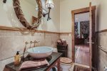 West Vail 5 bedroom house with hot tub located at 2095 Vermont Road